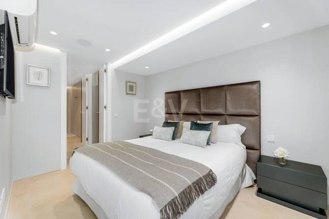 Bijoux architectural moderne Cascada de Camoján. Prix à partir de 48 000 € par semaine