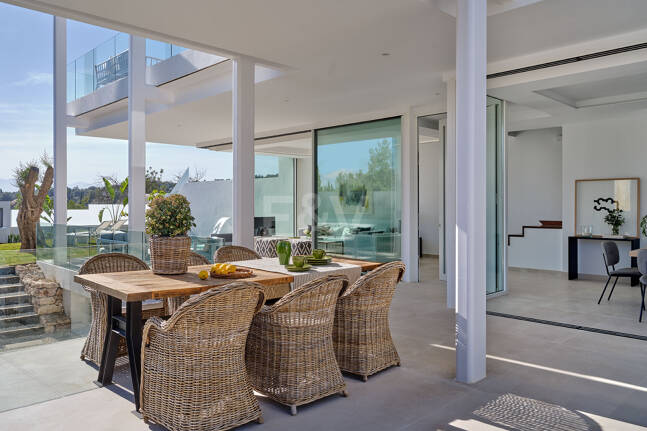 Best-Value Modern Style Villa with Sea and Mountain Views in Marbella Town