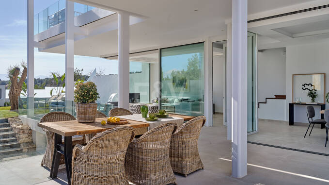 Villa de estilo moderno con la mejor relación calidad-precio, vistas al mar y montaña en Marbella ciudad