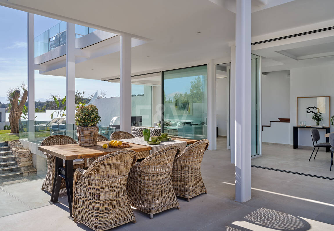 Best-Value Modern Style Villa with Sea and Mountain Views in Marbella Town