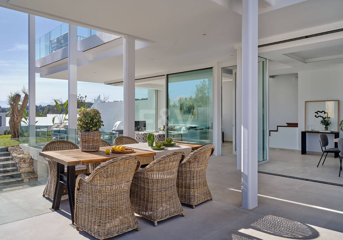Villa de estilo moderno con la mejor relación calidad-precio, vistas al mar y montaña en Marbella ciudad