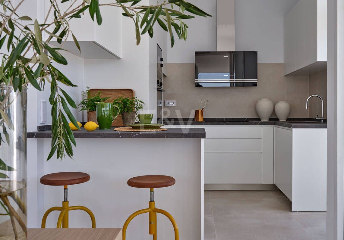 Villa de estilo moderno con la mejor relación calidad-precio, vistas al mar y montaña en Marbella ciudad
