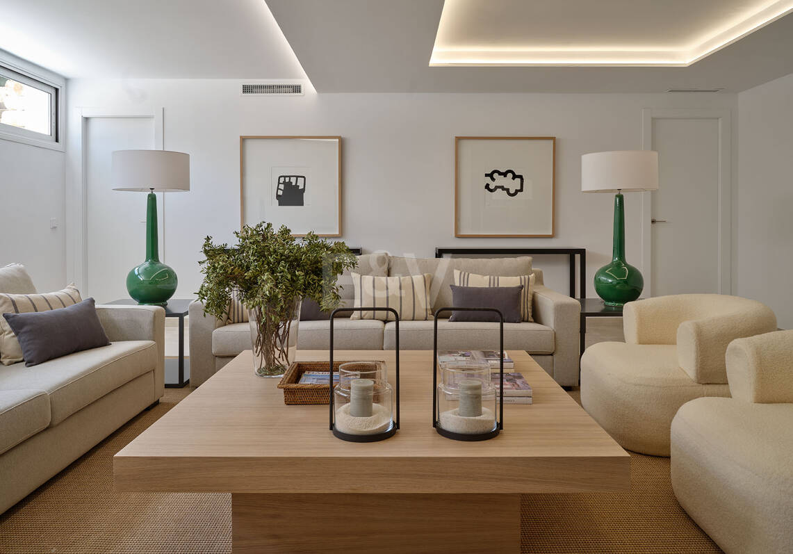 Villa de estilo moderno con la mejor relación calidad-precio, vistas al mar y montaña en Marbella ciudad