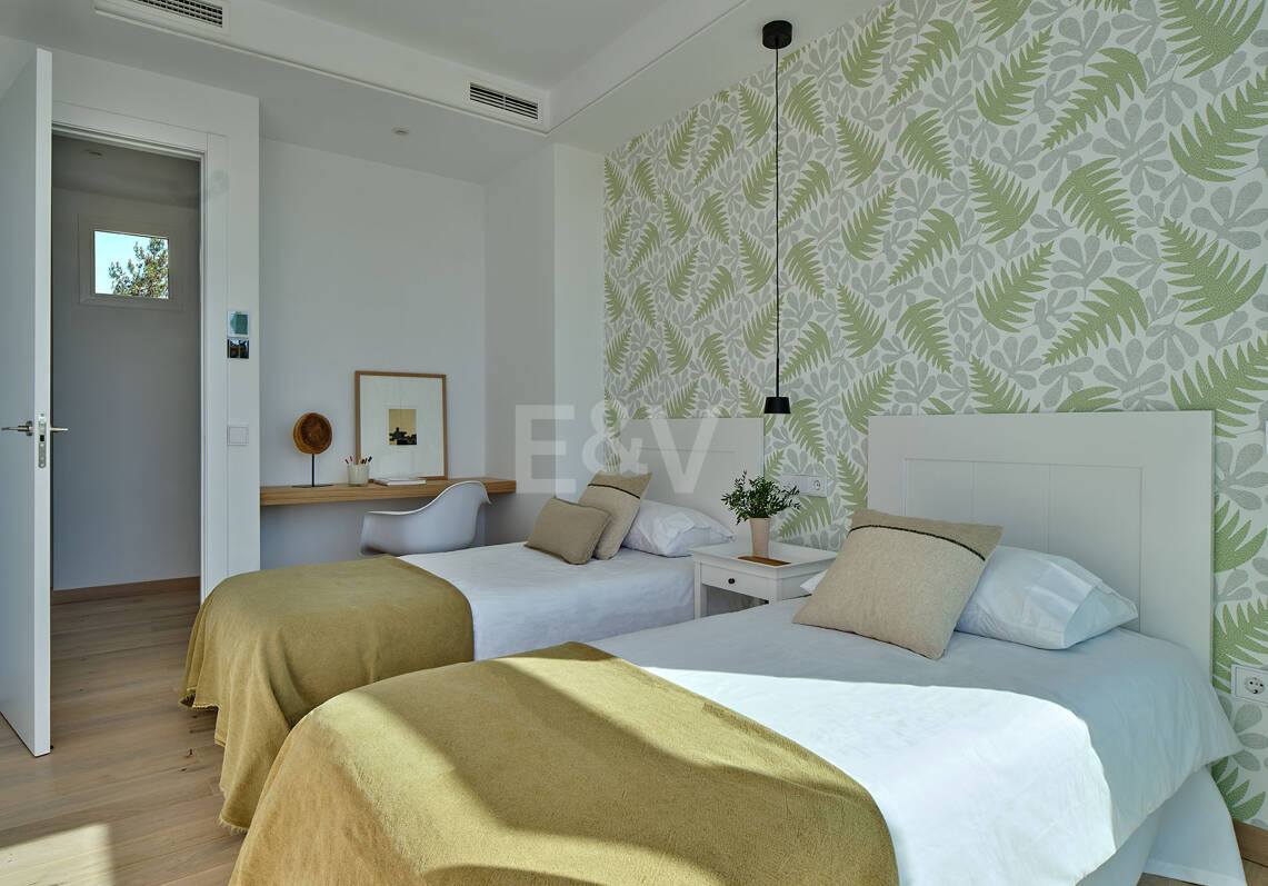 Villa de estilo moderno con la mejor relación calidad-precio, vistas al mar y montaña en Marbella ciudad