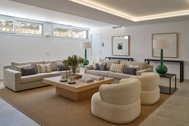 Best-Value Modern Style Villa with Sea and Mountain Views in Marbella Town
