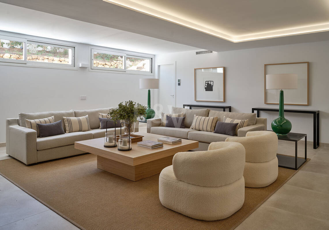 Villa de estilo moderno con la mejor relación calidad-precio, vistas al mar y montaña en Marbella ciudad