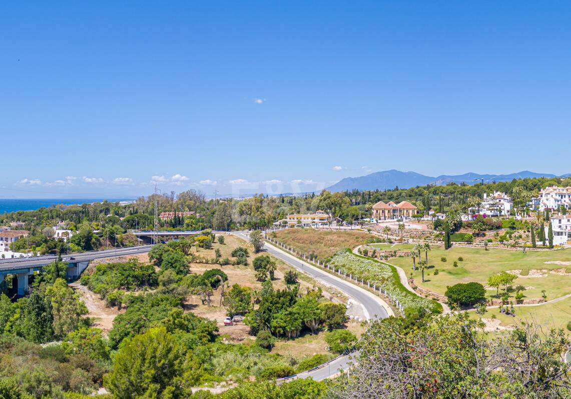 Villa de estilo moderno con la mejor relación calidad-precio, vistas al mar y montaña en Marbella ciudad