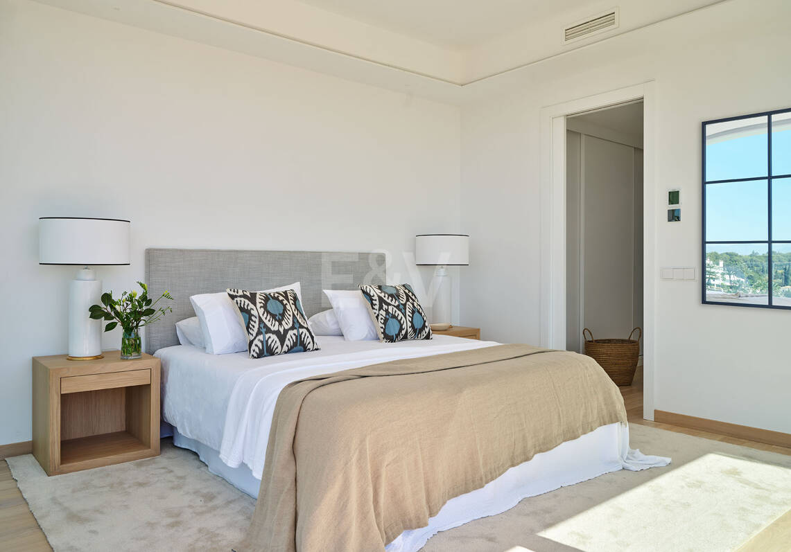 Villa de estilo moderno con la mejor relación calidad-precio, vistas al mar y montaña en Marbella ciudad