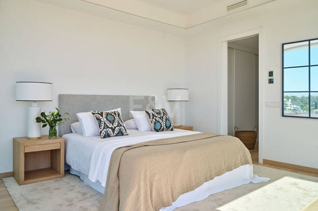 Best-Value Modern Style Villa with Sea and Mountain Views in Marbella Town