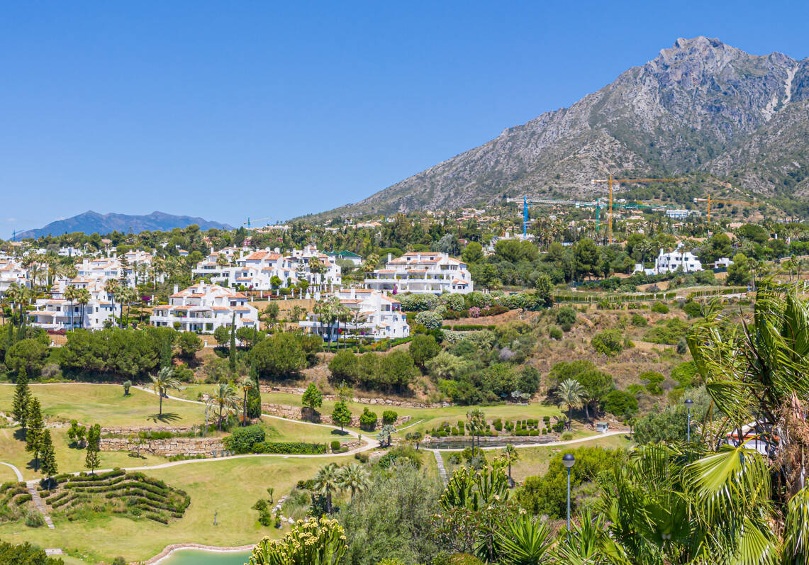 Villa de estilo moderno con la mejor relación calidad-precio, vistas al mar y montaña en Marbella ciudad