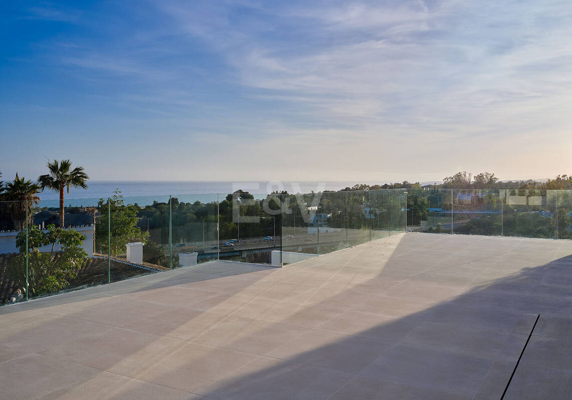 Villa de estilo moderno con la mejor relación calidad-precio, vistas al mar y montaña en Marbella ciudad