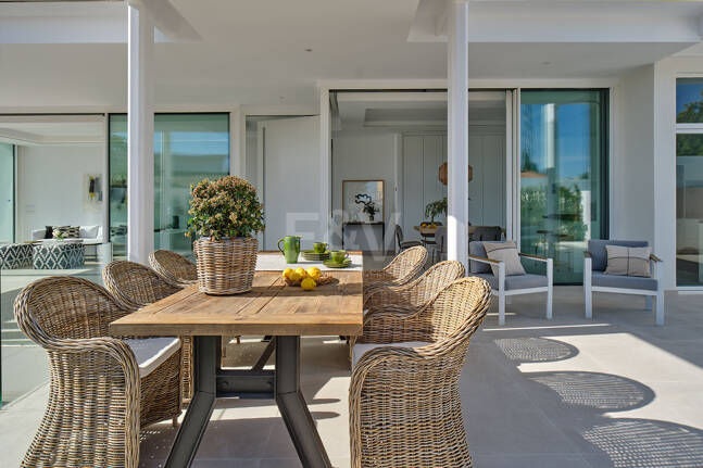 Best-Value Modern Style Villa with Sea and Mountain Views in Marbella Town