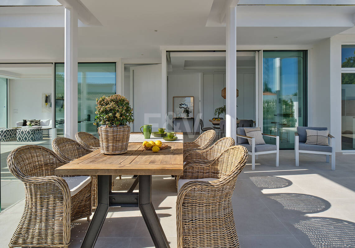 Villa de estilo moderno con la mejor relación calidad-precio, vistas al mar y montaña en Marbella ciudad