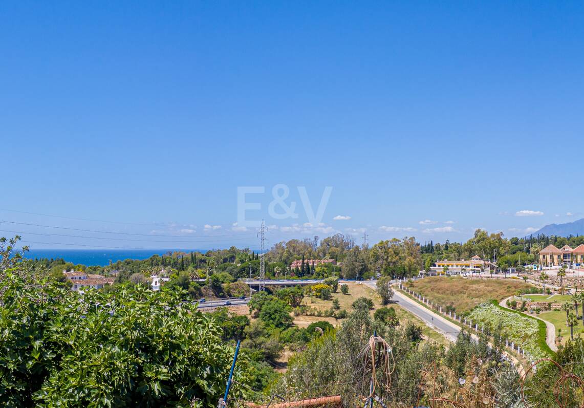 Villa de estilo moderno con la mejor relación calidad-precio, vistas al mar y montaña en Marbella ciudad