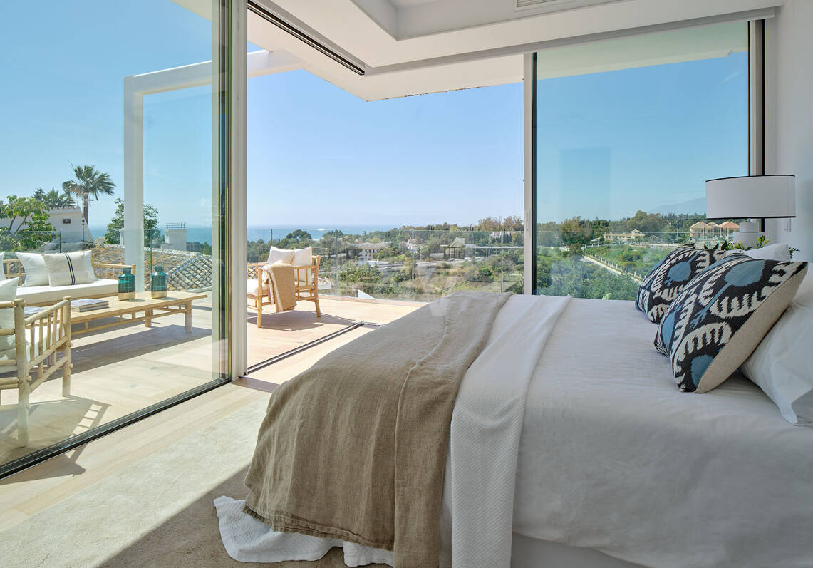 Villa de estilo moderno con la mejor relación calidad-precio, vistas al mar y montaña en Marbella ciudad