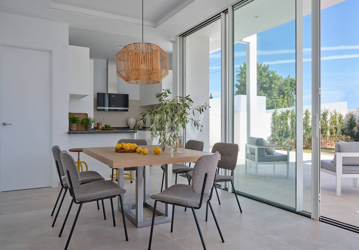 Villa de estilo moderno con la mejor relación calidad-precio, vistas al mar y montaña en Marbella ciudad