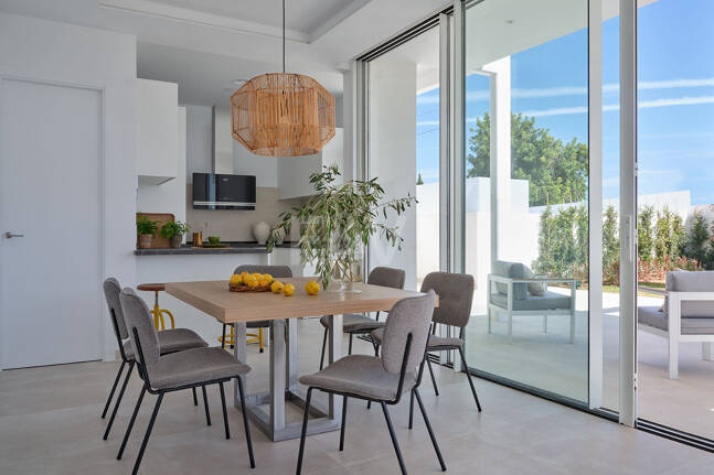 Best-Value Modern Style Villa with Sea and Mountain Views in Marbella Town