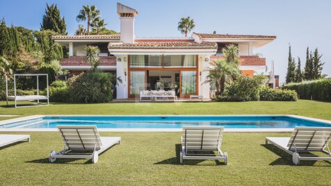 Villa familiale en Las Chapas avec vue sur la mer et terrain supplémentaire