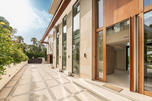 Luxuriöse, neu erbaute Villa mit Meerblick in Los Monteros