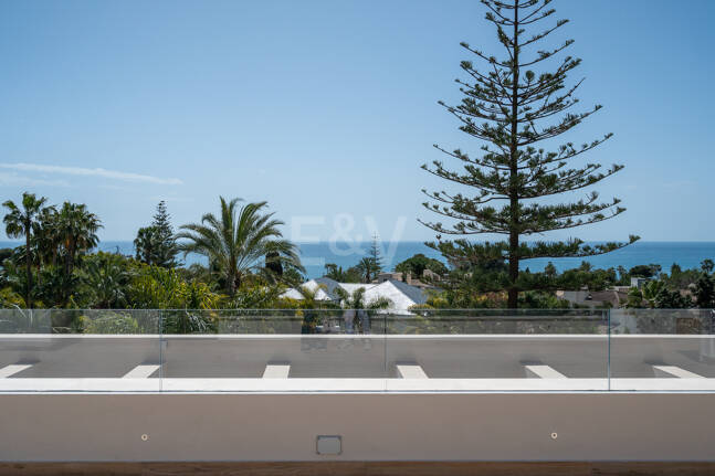 Luxuriöse, neu erbaute Villa mit Meerblick in Los Monteros