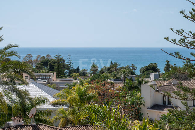 Luxuriöse, neu erbaute Villa mit Meerblick in Los Monteros