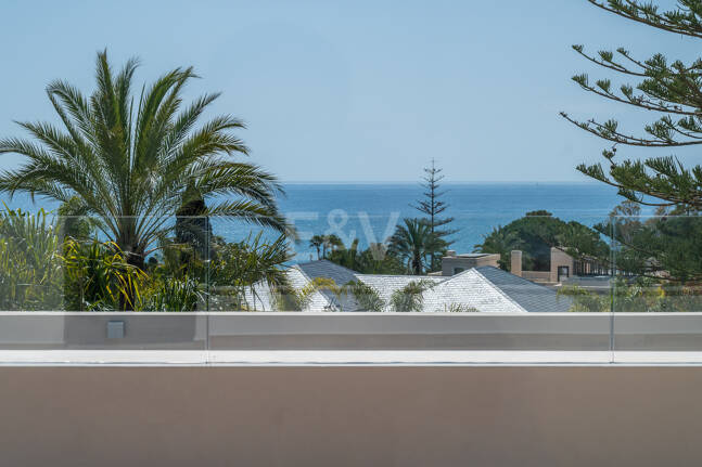 Luxuriöse, neu erbaute Villa mit Meerblick in Los Monteros
