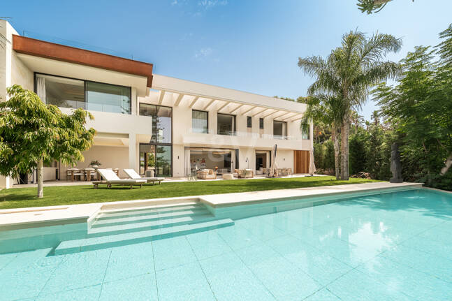 Luxuriöse, neu erbaute Villa mit Meerblick in Los Monteros