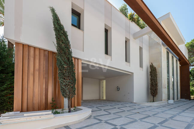 Luxuriöse, neu erbaute Villa mit Meerblick in Los Monteros