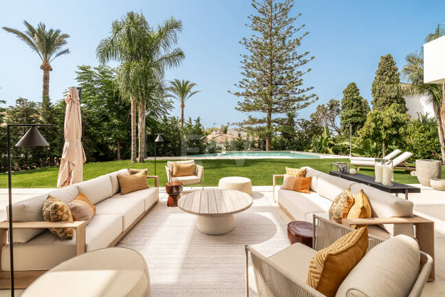 Luxuriöse, neu erbaute Villa mit Meerblick in Los Monteros