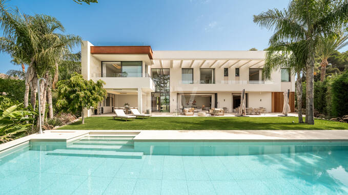 Villa de luxe nouvellement construite avec vue sur la mer à Los Monteros