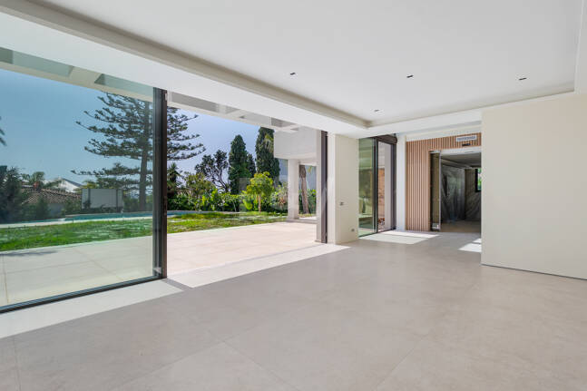 Luxuriöse, neu erbaute Villa mit Meerblick in Los Monteros