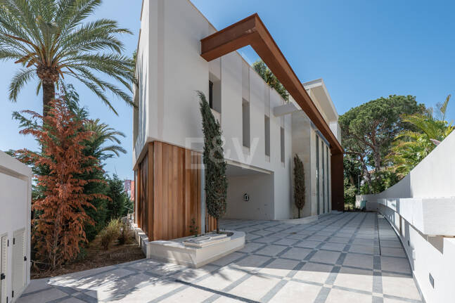 Luxuriöse, neu erbaute Villa mit Meerblick in Los Monteros