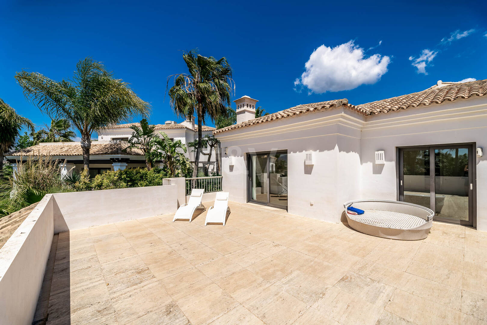 Klassische elegante Villa mit Meerblick. Preise ab 10,500 € pro Woche