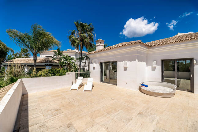 Klassische elegante Villa mit Meerblick. Preise ab 10,500 € pro Woche