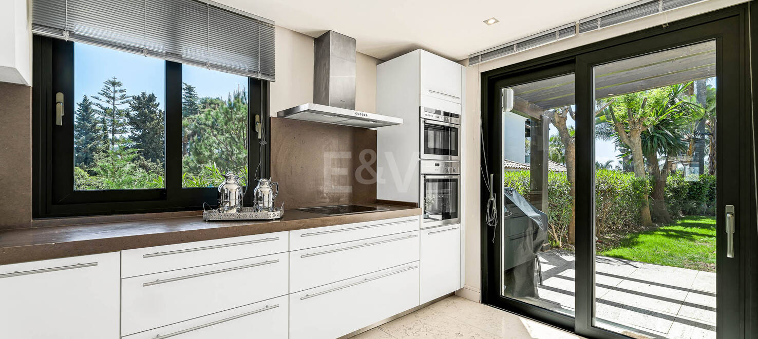 Klassische elegante Villa mit Meerblick. Preise ab 10,500 € pro Woche