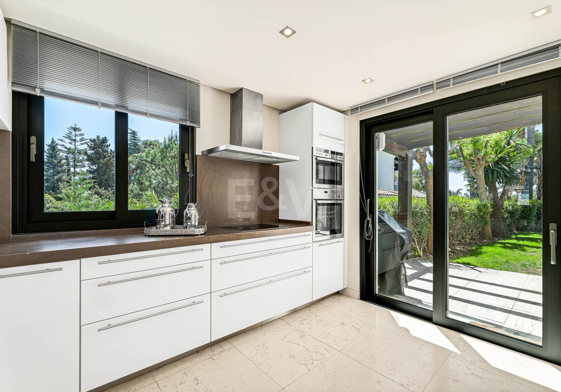 Klassische elegante Villa mit Meerblick. Preise ab 10,500 € pro Woche