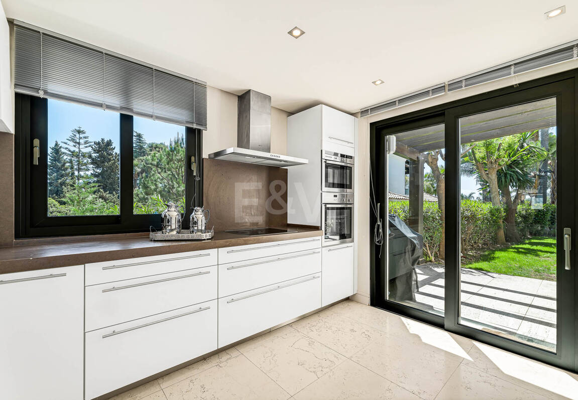 Klassische elegante Villa mit Meerblick. Preise ab 10,500 € pro Woche