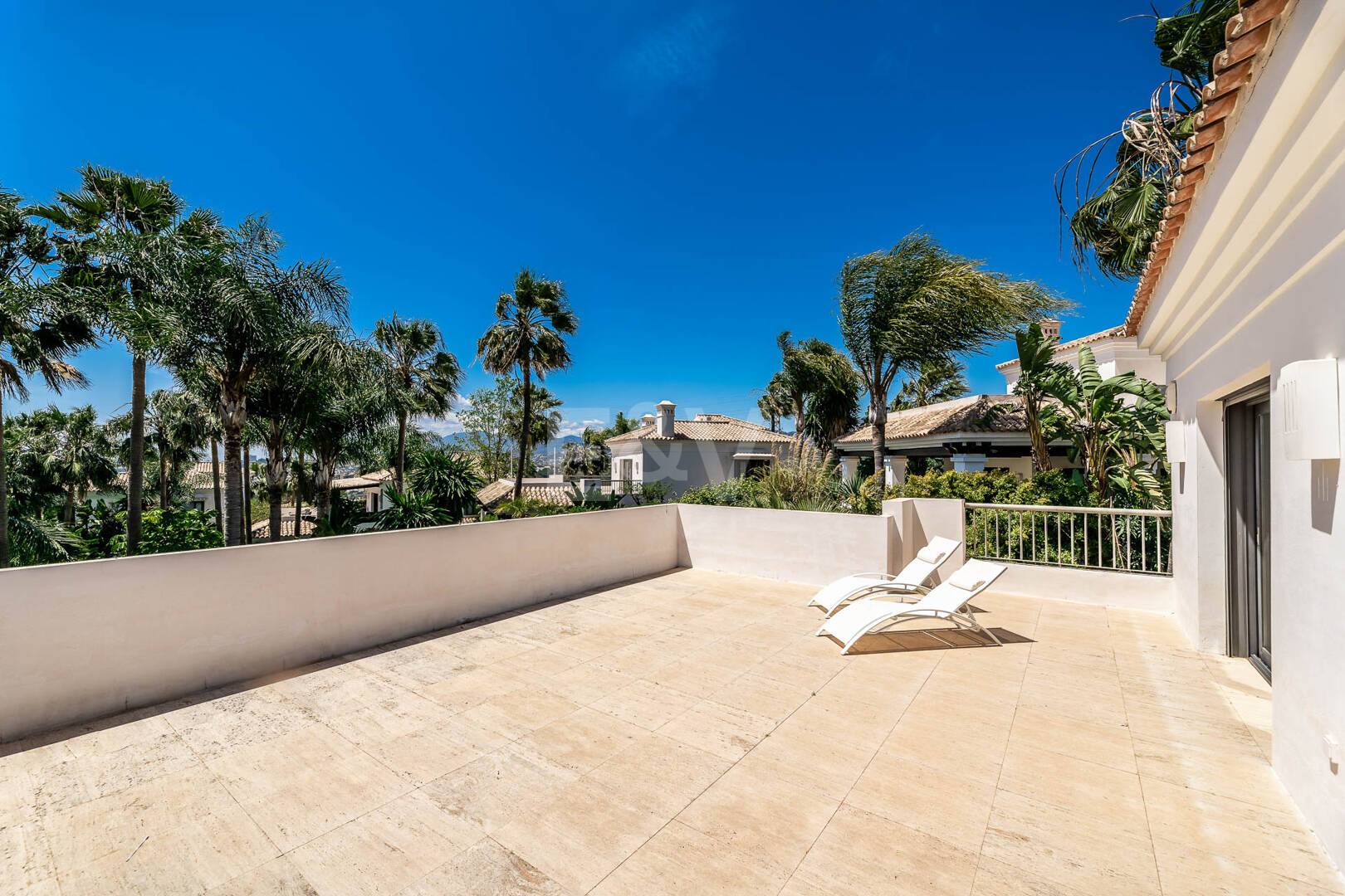 Klassische elegante Villa mit Meerblick. Preise ab 10,500 € pro Woche