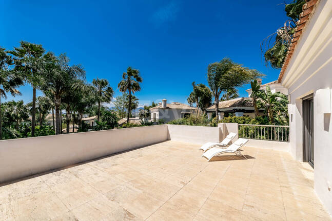 Klassische elegante Villa mit Meerblick. Preise ab 10,500 € pro Woche