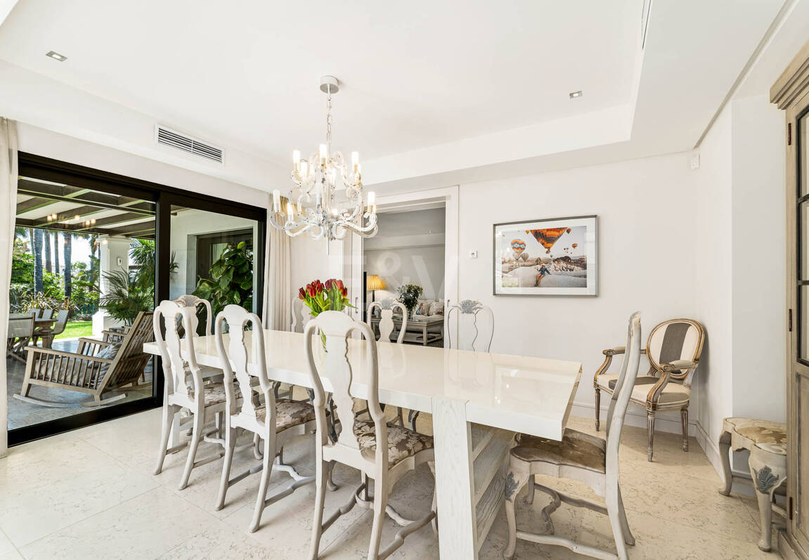 Klassische elegante Villa mit Meerblick. Preise ab 10,500 € pro Woche