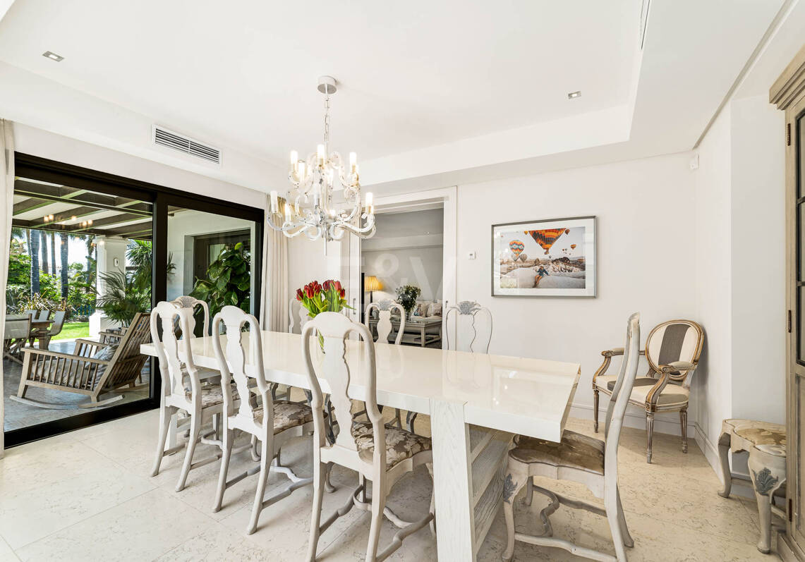 Klassische elegante Villa mit Meerblick. Preise ab 10,500 € pro Woche