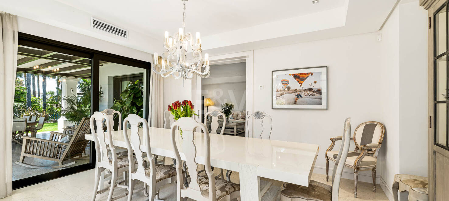 Klassische elegante Villa mit Meerblick. Preise ab 10,500 € pro Woche