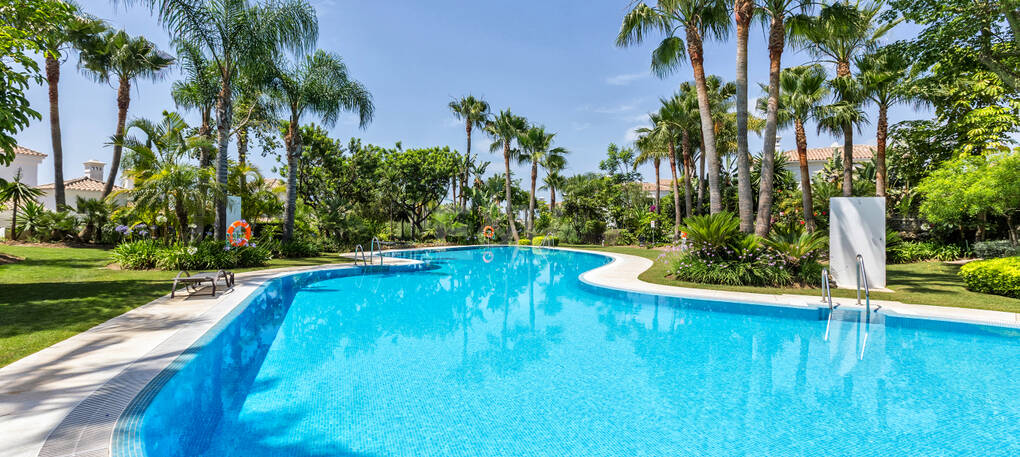 Klassische elegante Villa mit Meerblick. Preise ab 10,500 € pro Woche