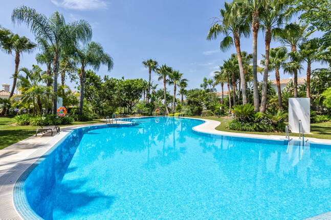 Klassische elegante Villa mit Meerblick. Preise ab 10,500 € pro Woche