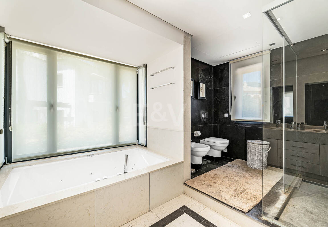 Klassische elegante Villa mit Meerblick. Preise ab 10,500 € pro Woche