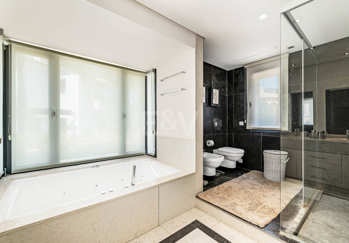 Klassische elegante Villa mit Meerblick. Preise ab 10,500 € pro Woche