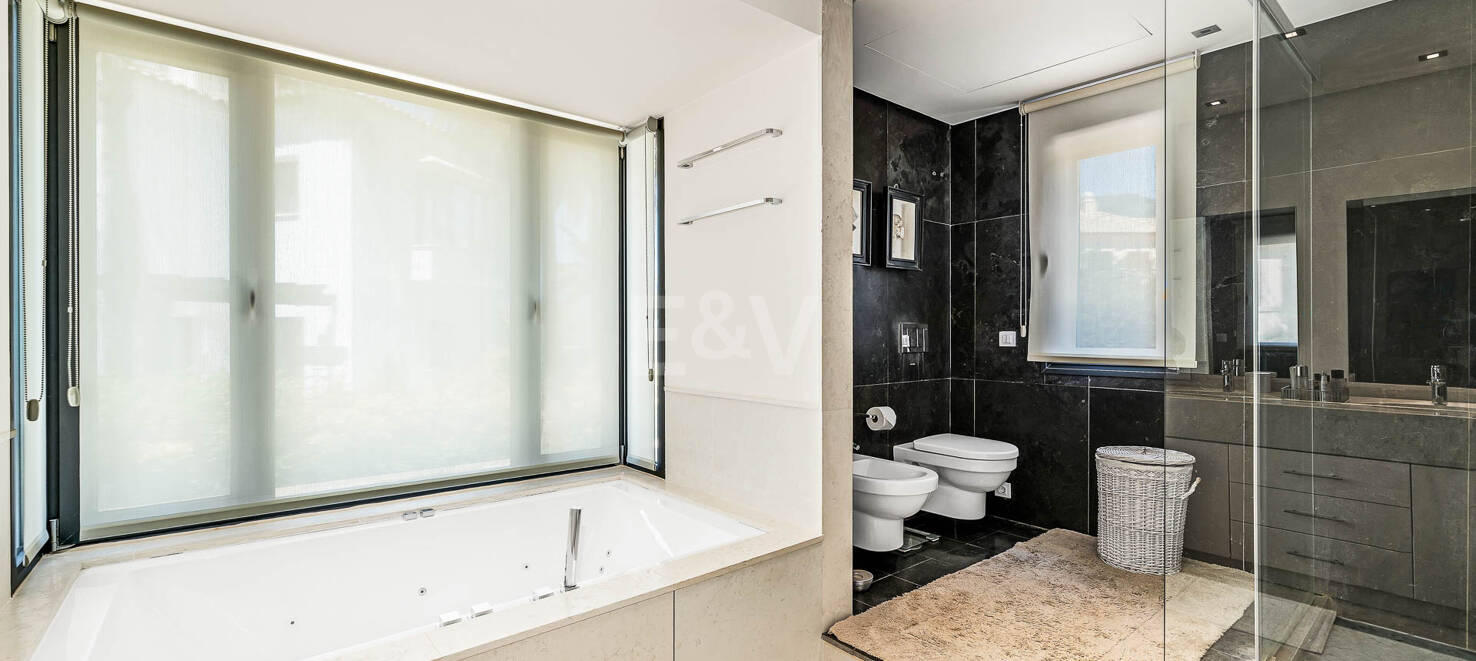 Klassische elegante Villa mit Meerblick. Preise ab 10,500 € pro Woche