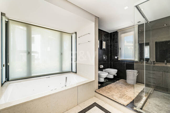 Klassische elegante Villa mit Meerblick. Preise ab 10,500 € pro Woche