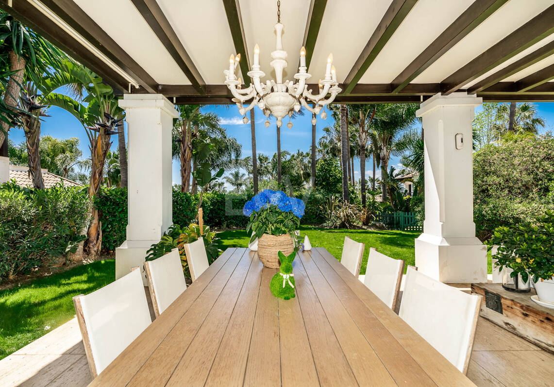 Klassische elegante Villa mit Meerblick. Preise ab 10,500 € pro Woche