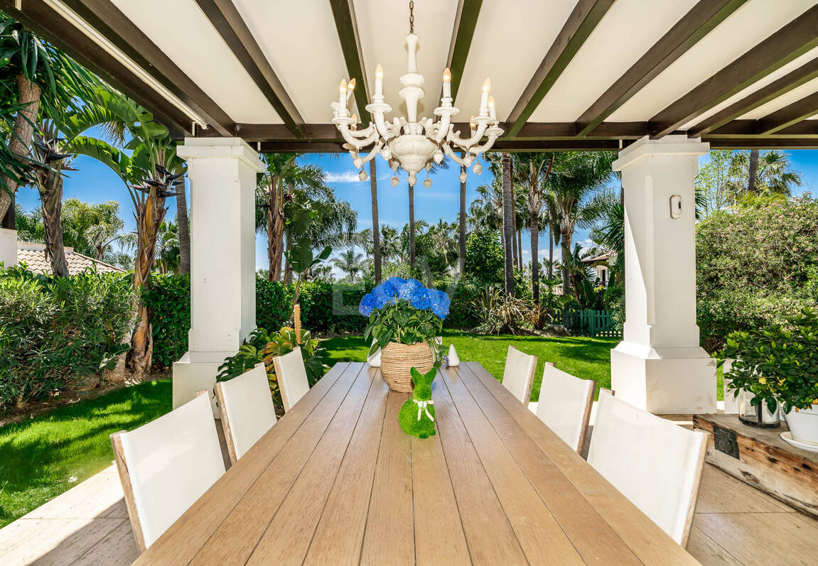 Klassische elegante Villa mit Meerblick. Preise ab 10,500 € pro Woche